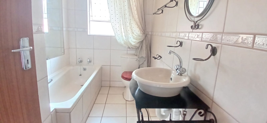 5 Bedroom Property for Sale in La Provance Free State